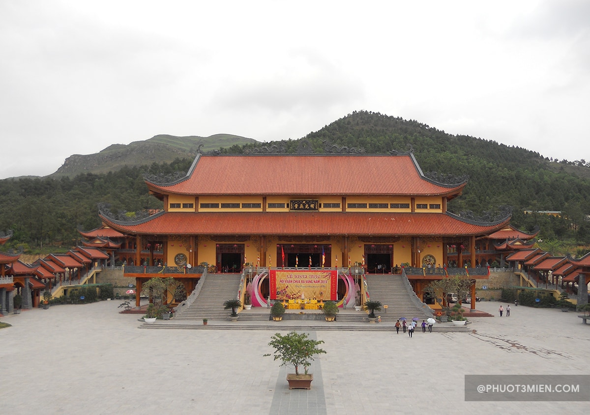 Thăm Chùa Ba Vàng ở Quảng Ninh, ngôi chùa như cung điện