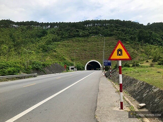 Tunnel through "Đèo Ngang"