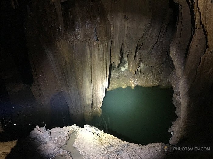 mạch nước ngầm bên trong hang 