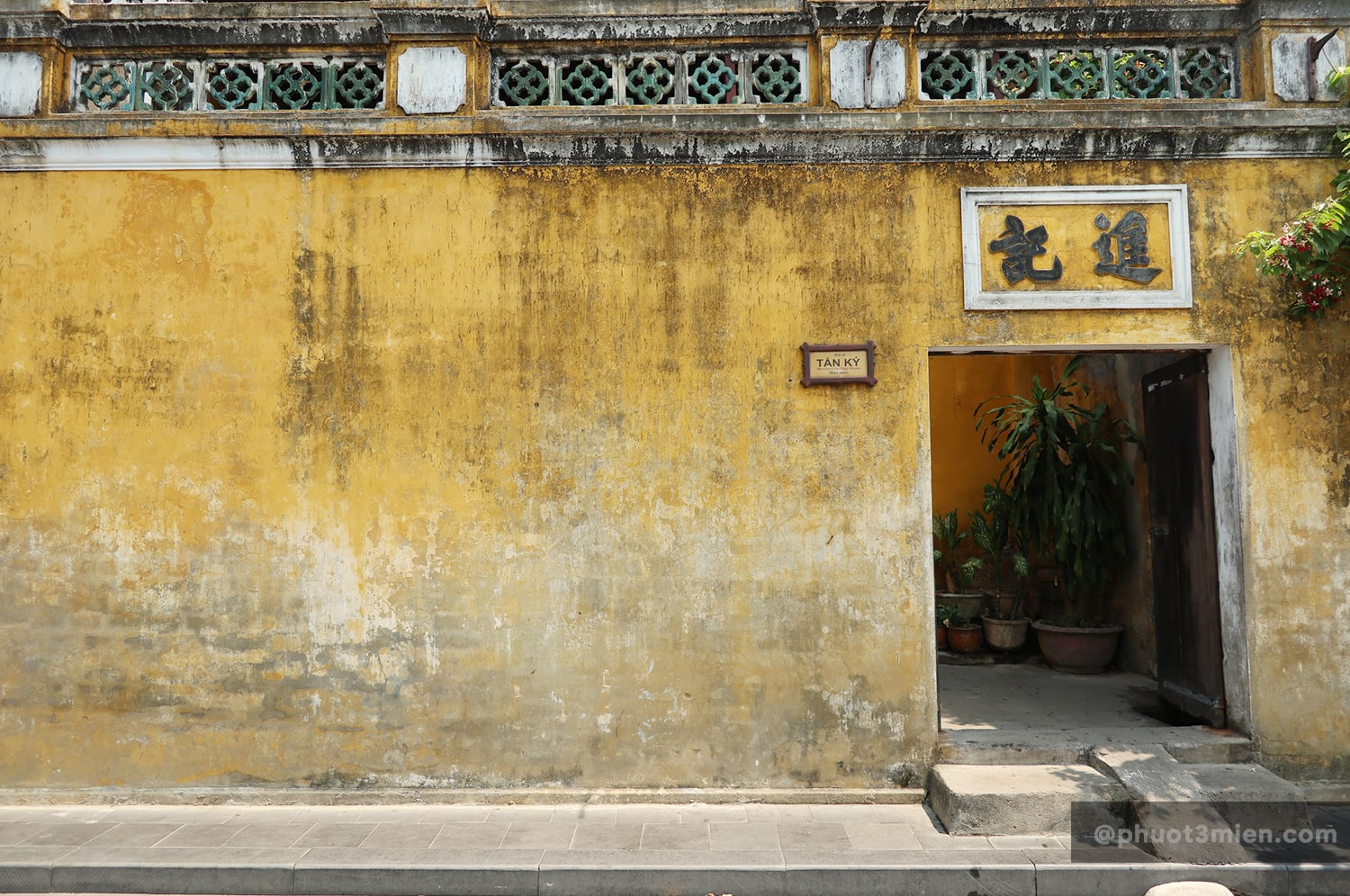 Tan Ky Ancient House