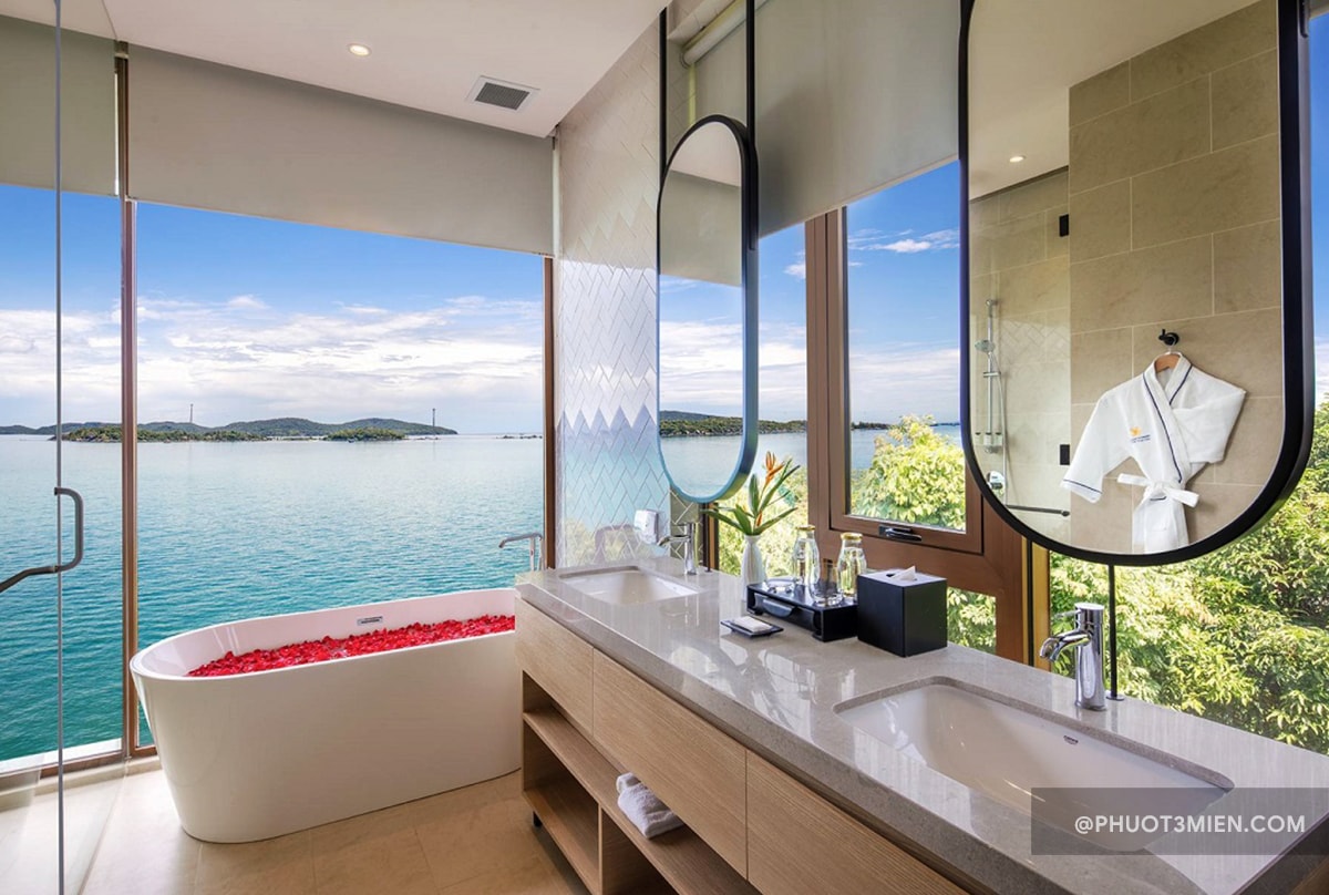 phòng tắm có view biển