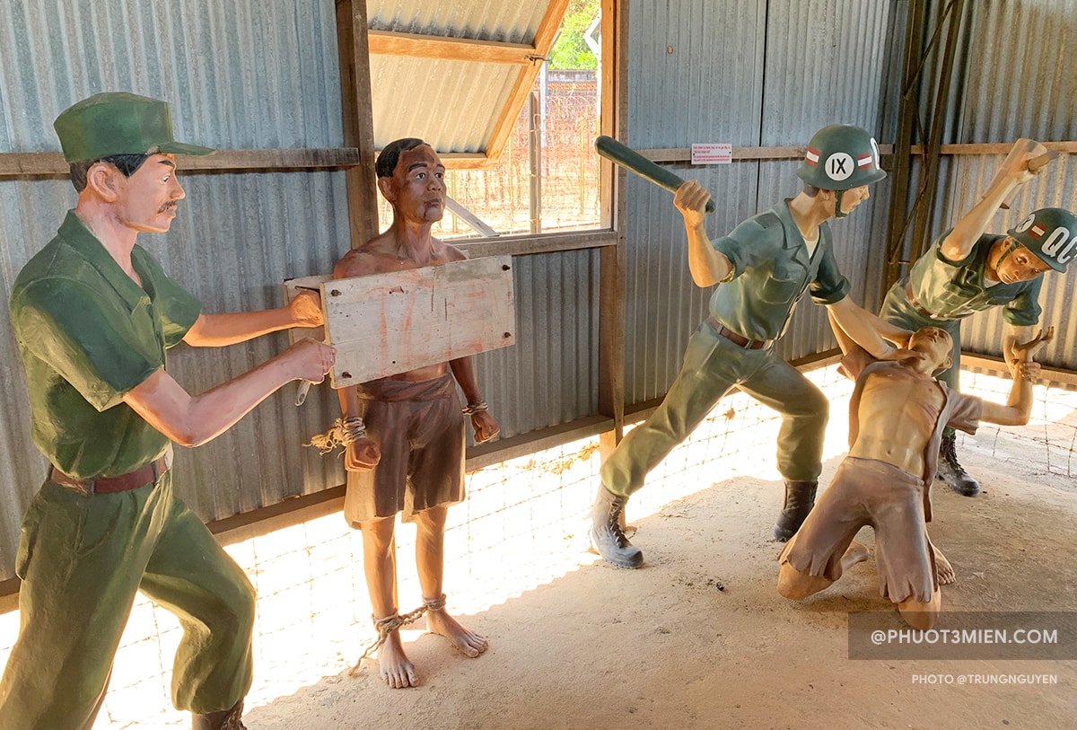 This image shows a prisoner figure tied to a board, while two guard figures hold him and force a tube of soapy water down his throat from a raised bucket.