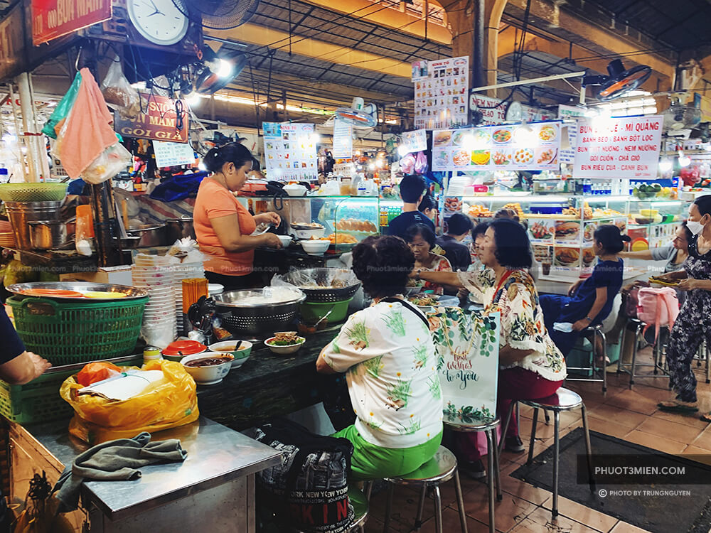 Khu ẩm thực trong chợ bến thành