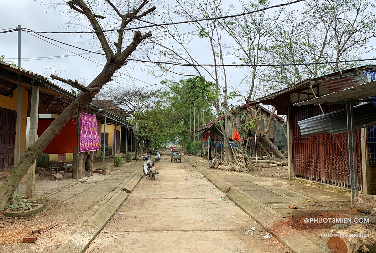 Đường vào tham quan làng mộc Kim Bồng.