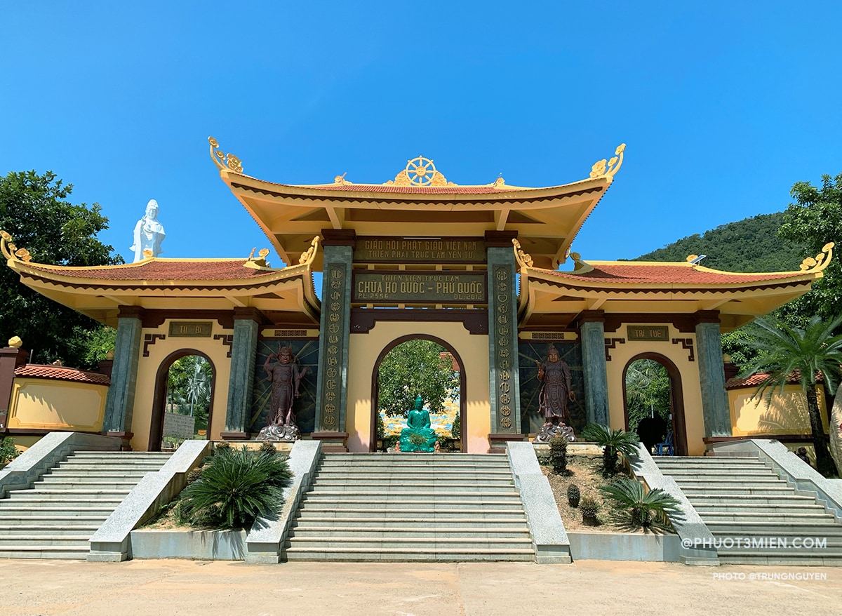 cổng chùa hộ quốc