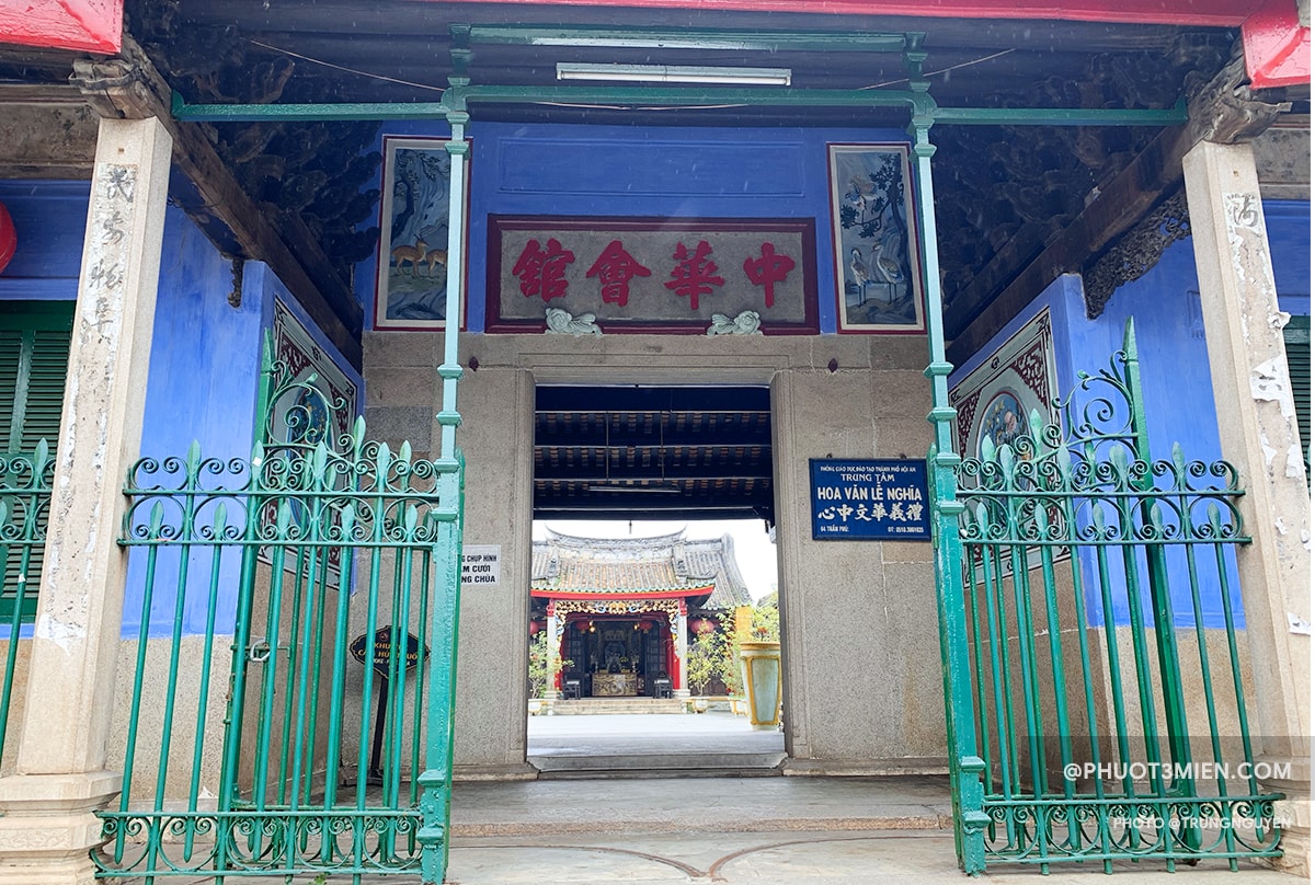 cổng chính của hội quán