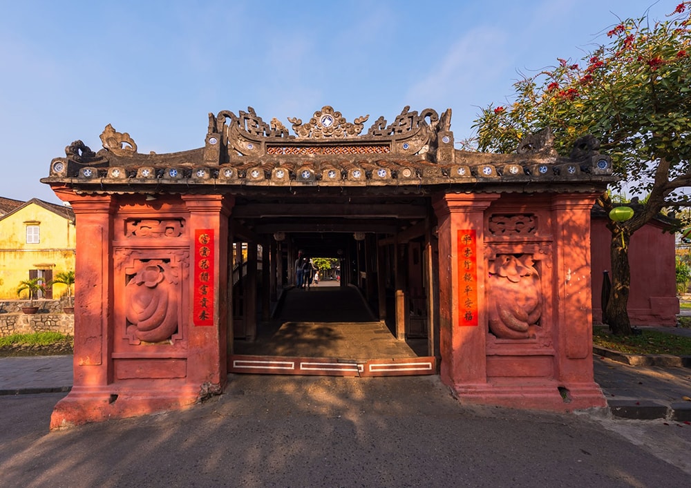 cổng chùa cầu