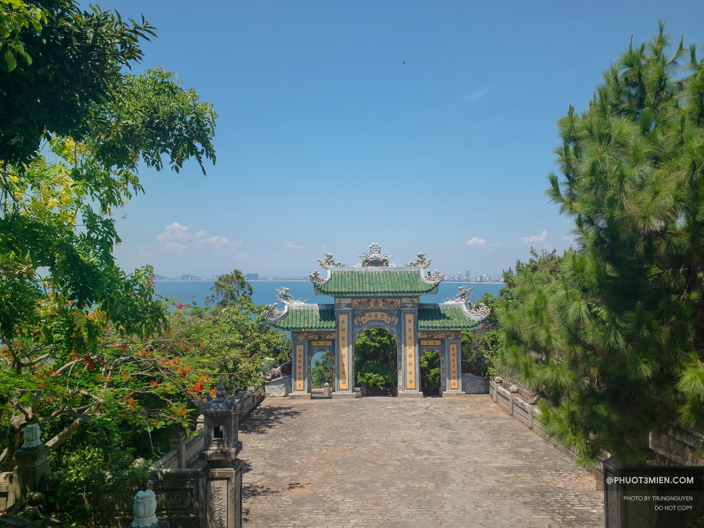 view toàn cảnh tp đà nẵng nhìn từ chùa linh ứng