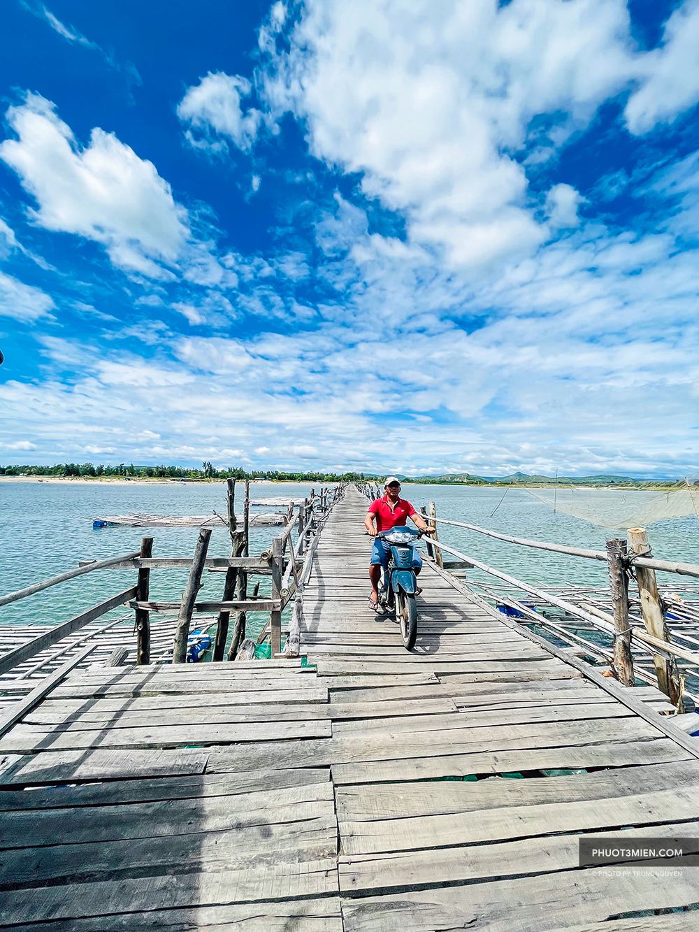 Check in trên cầu gỗ