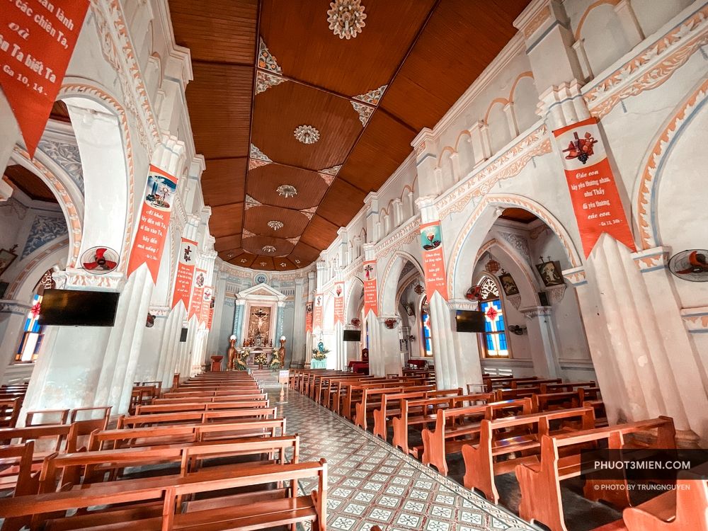Inside Mang Lang church
